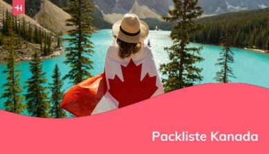 Eine Frau, eingehüllt in eine kanadische Flagge mitten in der Natur