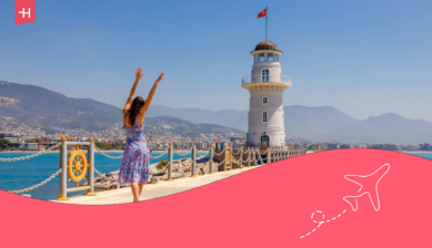 Eine Urlauberin am Meer in der Türkei.