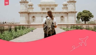 Ein Tourist, der einen indischen Tempel besuchen will