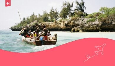 Touristen bei einer Bootsfahrt in Sansibar.