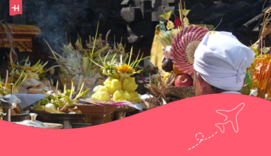 Ein Mann, der auf einen farbenfrohen Essensstand in Bali blickt.