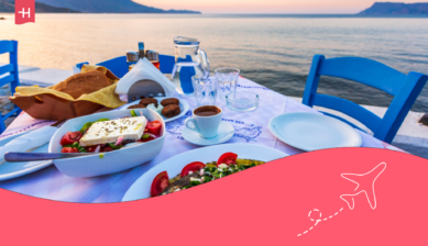 Ein festlich gedeckter Tisch voller griechischer Spezialitäten in einem griechischen Restaurant am Meer.