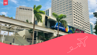 Die Miami Metro und im Hintergrund die Skyline der Stadt.