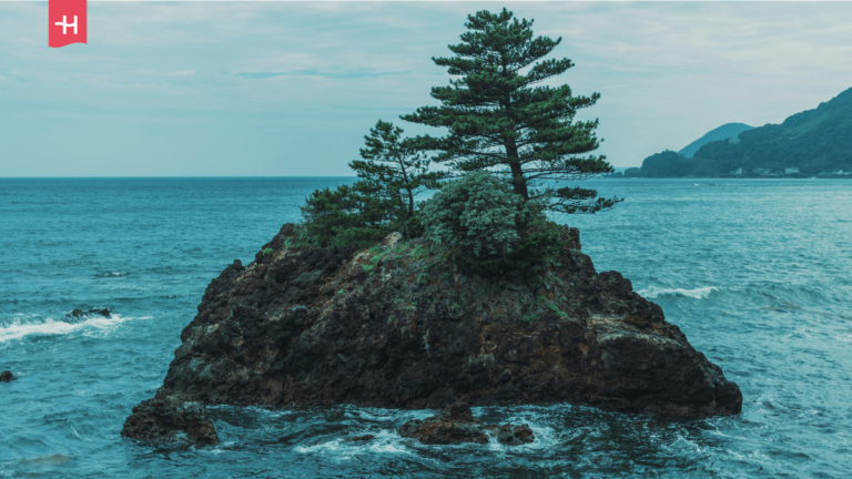 Ein Felsen, der aus dem Wasser ragt