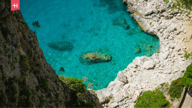 Klares Wasser zwischen den Felsen