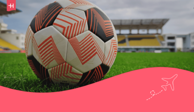 Ein Fußball auf dem Rasen eines Stadions als Titelbild für einen Artikel über das größte Sportevent der Welt.