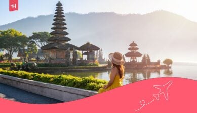 Reisende vor einem balinesischen Tempel am See – Inspiration für Bali-Souvenirs und traditionelle Mitbringsel von der Insel