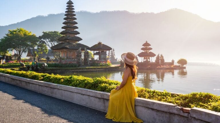 Bali im August mit Tempelanlage am Wasser, tropischer Landschaft und ruhiger Morgenstimmung