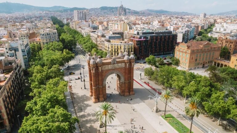 Barcelona im Juli mit Arc de Triomf, grünen Alleen und Blick über die Stadt