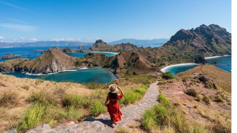 Indonesien im September mit Inselpanorama, türkisblauen Buchten und Wanderweg in tropischer Landschaft