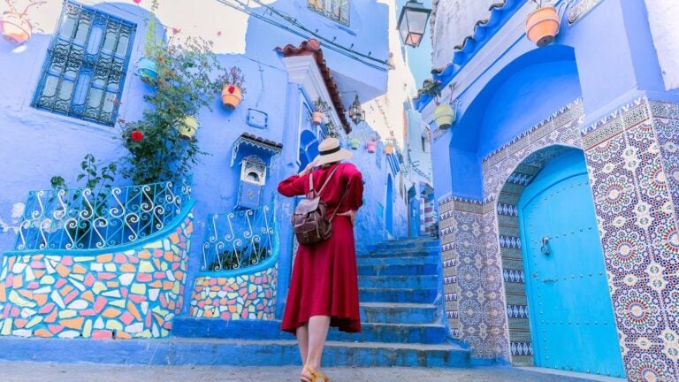 Marokko im Oktober mit Reisender in einer blau gestrichenen Altstadtgasse und orientalischer Architektur