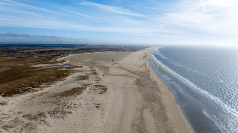 Ein breiter Sandstrand auf der Insel Rømø in Dänemark