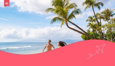 Ein Paar, das an einem Strand auf Hawaii joggt.