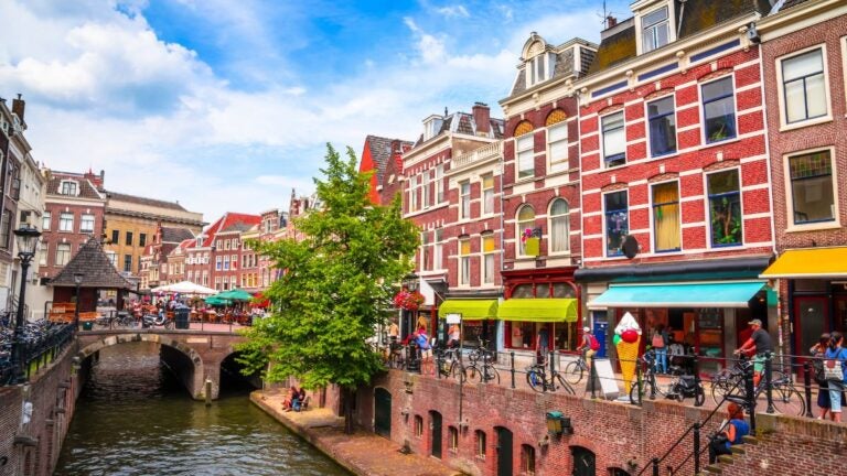 Amsterdam im August mit Grachten, historischen Häusern und sommerlicher Altstadtatmosphäre