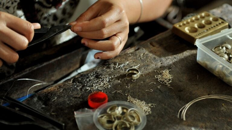 Handgefertigter Silberschmuck aus Bali bei der Herstellung durch einen Kunsthandwerker