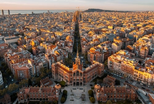 Skyline von Barcelona mit der Kathedrale Sagrada Familia und dem Hospital del Sant Cruç.