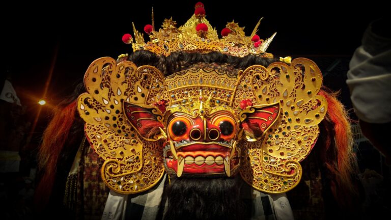 Traditionelle Barong-Maske aus Bali mit kunstvollen Holzschnitzereien