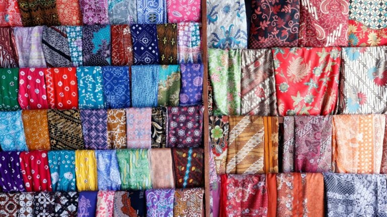 Bunte Batik-Sarongs und traditionelle Stoffe aus Bali auf einem Marktstand