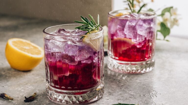 Butterfly Pea Tee aus Thailand in einem Glas – traditioneller thailändischer Kräutertee