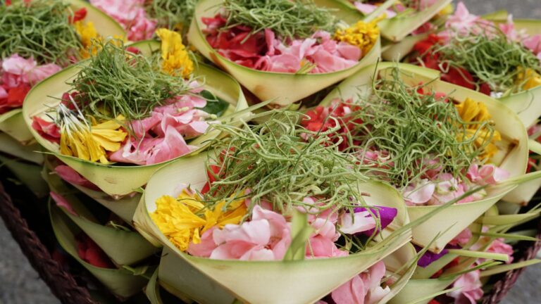 Canang Sari Opfergaben mit Blumen und Blättern – Symbol der balinesischen Kultur