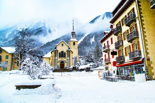 Kirche in Chamonix, Frankreich, Französische Alpen im Winter.