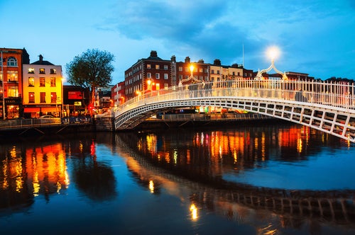 Dublin, Irland. Nachtansicht der berühmten beleuchteten Ha'penny-Brücke.