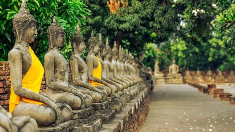 Eine Reihe von Statuen in der antiken Stadt Ayutthaya.