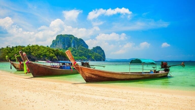 Boote, die an einem Strand auf der Insel Koh Samui vor Anker liegen.
