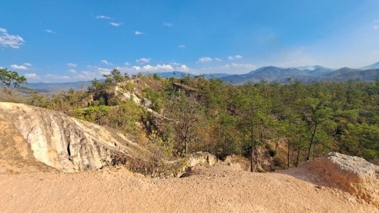 Blick auf die Berge in Pai.