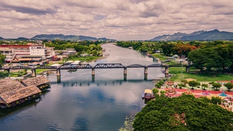 Brücke über den Fluss in Kanchanaburi.