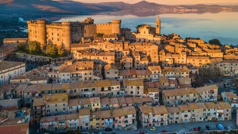 Die Aussicht auf den See macht Bracciano zu einem der schönsten Ausflugsziele ab Rom, Italien.