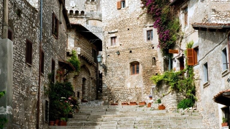 Enge Gassen in Sermoneta, die wie in der Zeit eingefroren wirken..