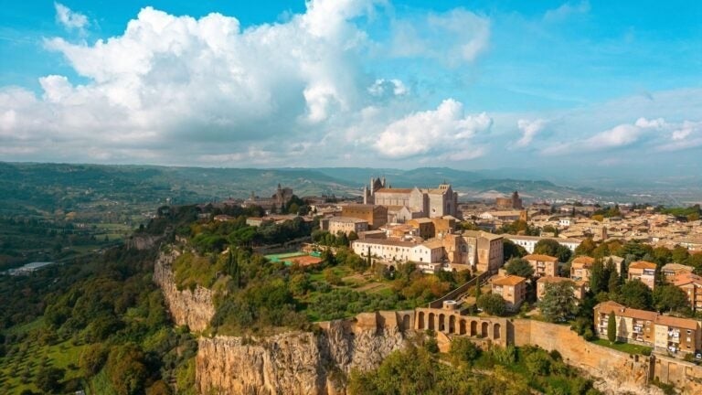 Blick von einem Hügel auf Orvieto, eines der schönsten Ausflugsziele für einen Tagesausflug von Rom mit dem Zug.