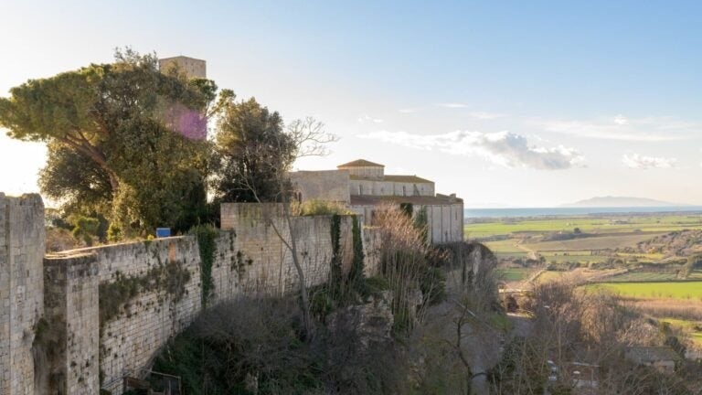 Blick auf die Landschaft rund um die antiken Ruinen von Tarquinia.