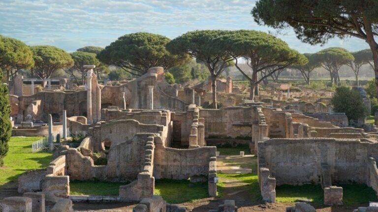 Blick auf die Ruinen von Ostia Antica.