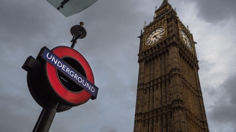 Blick auf den Big Ben und ein Schild der U-Bahn.