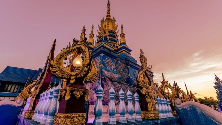 Tempel in Chiang Rai bei Sonnenuntergang.