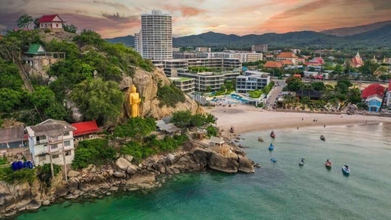 Blick auf einen Strand in Hua Hin bei Sonnenuntergang.