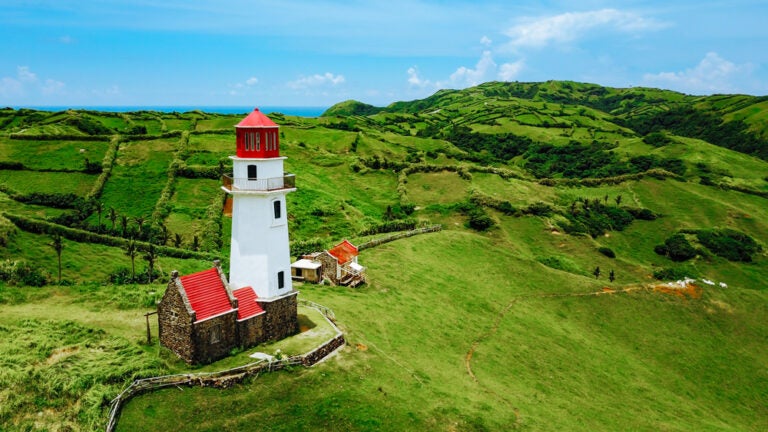Leuchtturm Mahatao Tayid auf den Hügeln der Provinz Batanes, Philippinen.