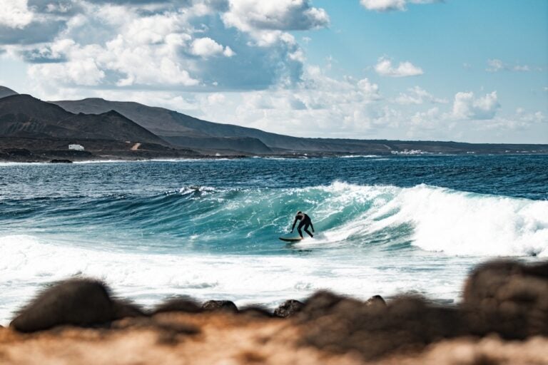 Surfspot an der felsigen Küste von Lanzarote.