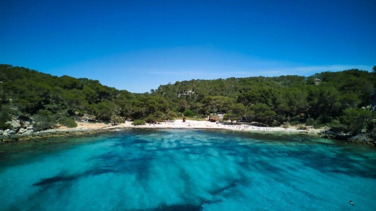 Der Strand Cala Macarella auf Menorca.