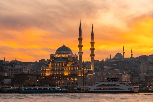 Die Yeni-Moschee am Bosporus bei Sonnenuntergang. Wunderschöner Blick auf Istanbul.