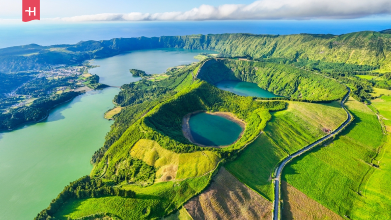 Die berühmten Kraterseen Sete Cidades und Furnas und die üppig grünen Hügel, die fast unwirklich erscheinen.
