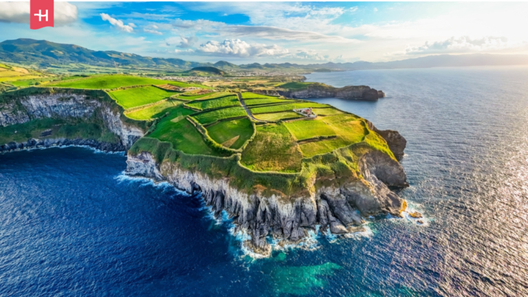 Luftaufnahme einer grünen und zerklüfteten Insel auf den Azoren