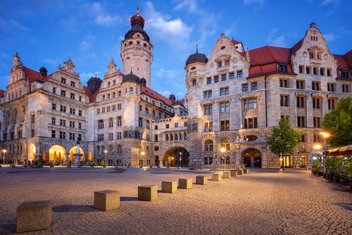Stadtbild von Leipzig, Deutschland, mit dem Neuen Rathaus in der blauen Stunde der Dämmerung.