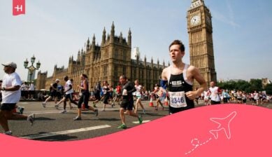 Läufer beim London Marathon vor dem Big Ben und dem Palace of Westminster in London