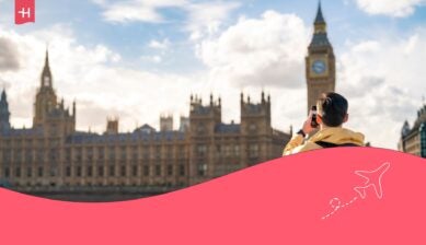 Ein Mann, der ein Foto vom Westminster-Palast macht.