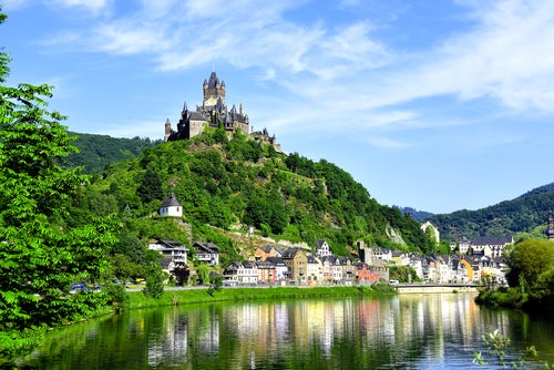 Die Reichsburg über der mittelalterlichen Stadt Cochem an der Mosel.