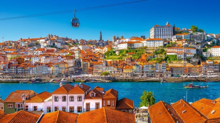 Porto im September mit Blick auf den Douro, bunte Häuser und historische Altstadt