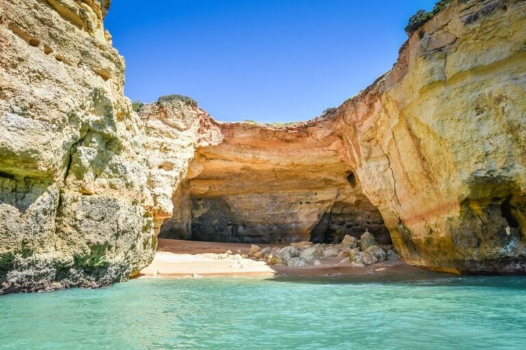 Der versteckte Strand von Cao Raivosa liegt westlich des beliebten Strandes Marinha an der Algarve-Küste Portugals. 